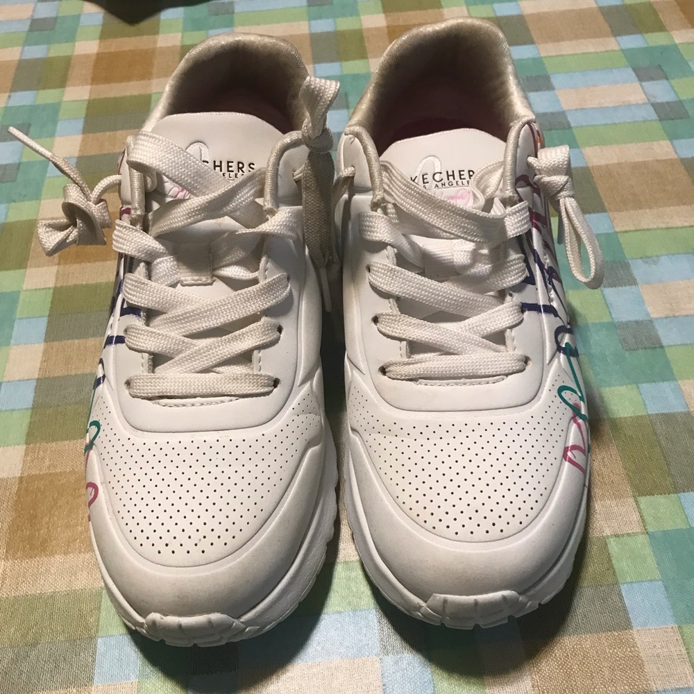Skechers White Sneakers with Multicolor Graffiti Accents